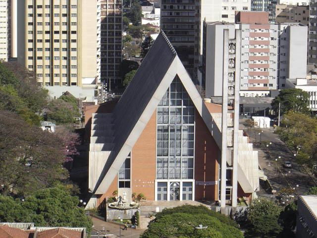 Catedral Metropolitana de Londrina ao entardecer
